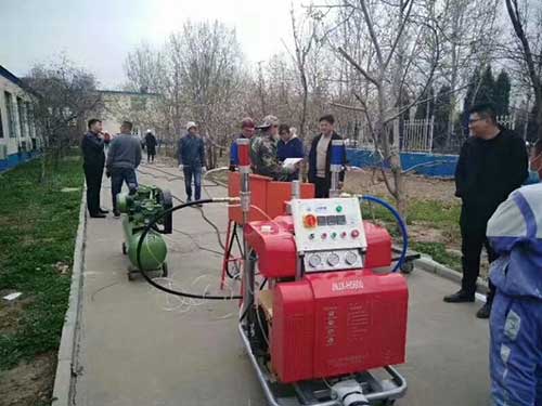 儲液罐內部聚脲防腐 市場中哪個型號的噴涂機銷(圖1) 江蘇省客戶水池聚脲噴涂機防水現場施工拍攝